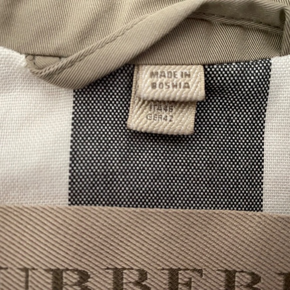 Iconic 3/4 length Burberry double breasted trench in unique khaki beige color. - Picture 2 of 6